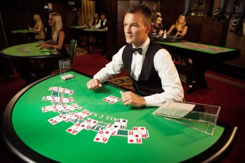 Meja dealer dengan suasana permainan live