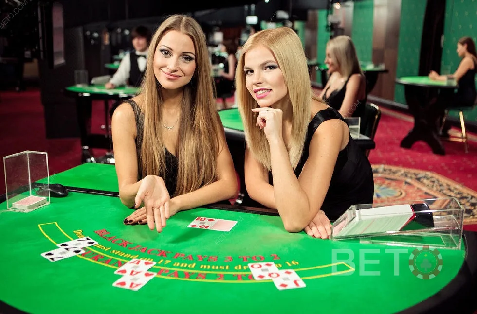 Dealer dan meja permainan dalam ruang kasino live